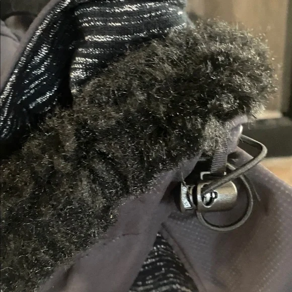 Black and silver ski jacket with detachable fur hat and zippered pockets. Large - Picture 13 of 16